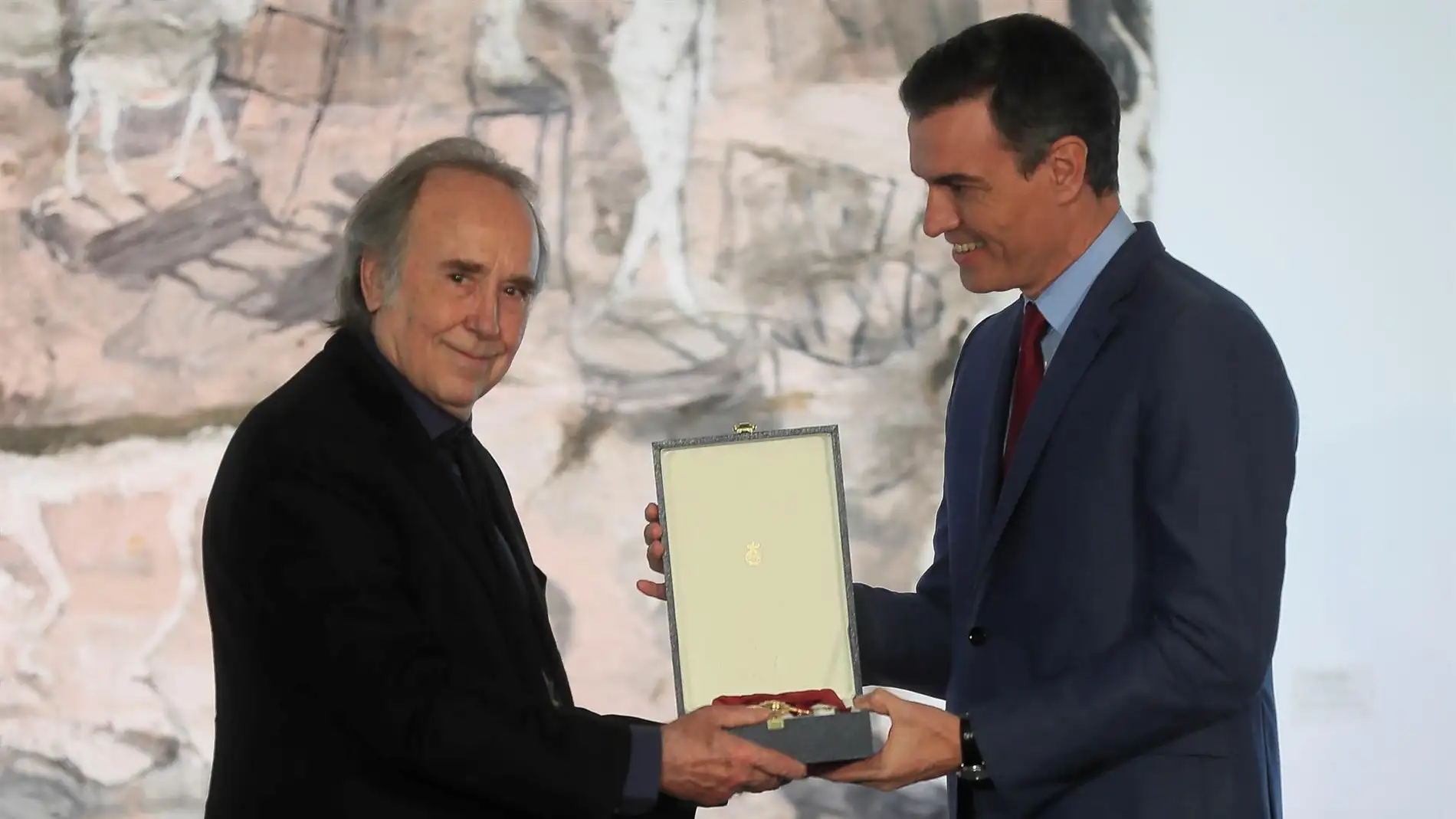El presidente del Gobierno, Pedro Sánchez, durante el acto de imposición de la Gran Cruz de la Orden Civil de Alfonso X el Sabio a Joan Manuel Serrat