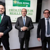 El director general de Caja Rural, Cipriano García Rodríguez, preside la presentación del balance de la entidad del pasado año. Junto a él, el director de Comunicación de Caja Rural, Narciso Prieto (D) y el jefe de zona, Alejandro Hidalgo (I)