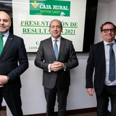 El director general de Caja Rural, Cipriano García Rodríguez, preside la presentación del balance de la entidad del pasado año. Junto a él, el director de Comunicación de Caja Rural, Narciso Prieto (D) y el jefe de zona, Alejandro Hidalgo (I) El director general de Caja Rural, Cipriano García Rodríguez, preside la presentación del balance de la entidad del pasado año. Junto a él, el director de Comunicación de Caja Rural, Narciso Prieto (D) y el jefe de zona, Alejandro Hidalgo (I)