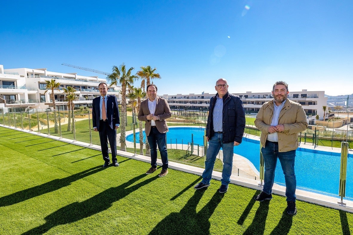 El ayuntamiento de Finestrat acuerda con la promotora Camporosso la urbanización de la Avenida América El ayuntamiento de Finestrat acuerda con la promotora Camporosso la urbanización de la Avenida América