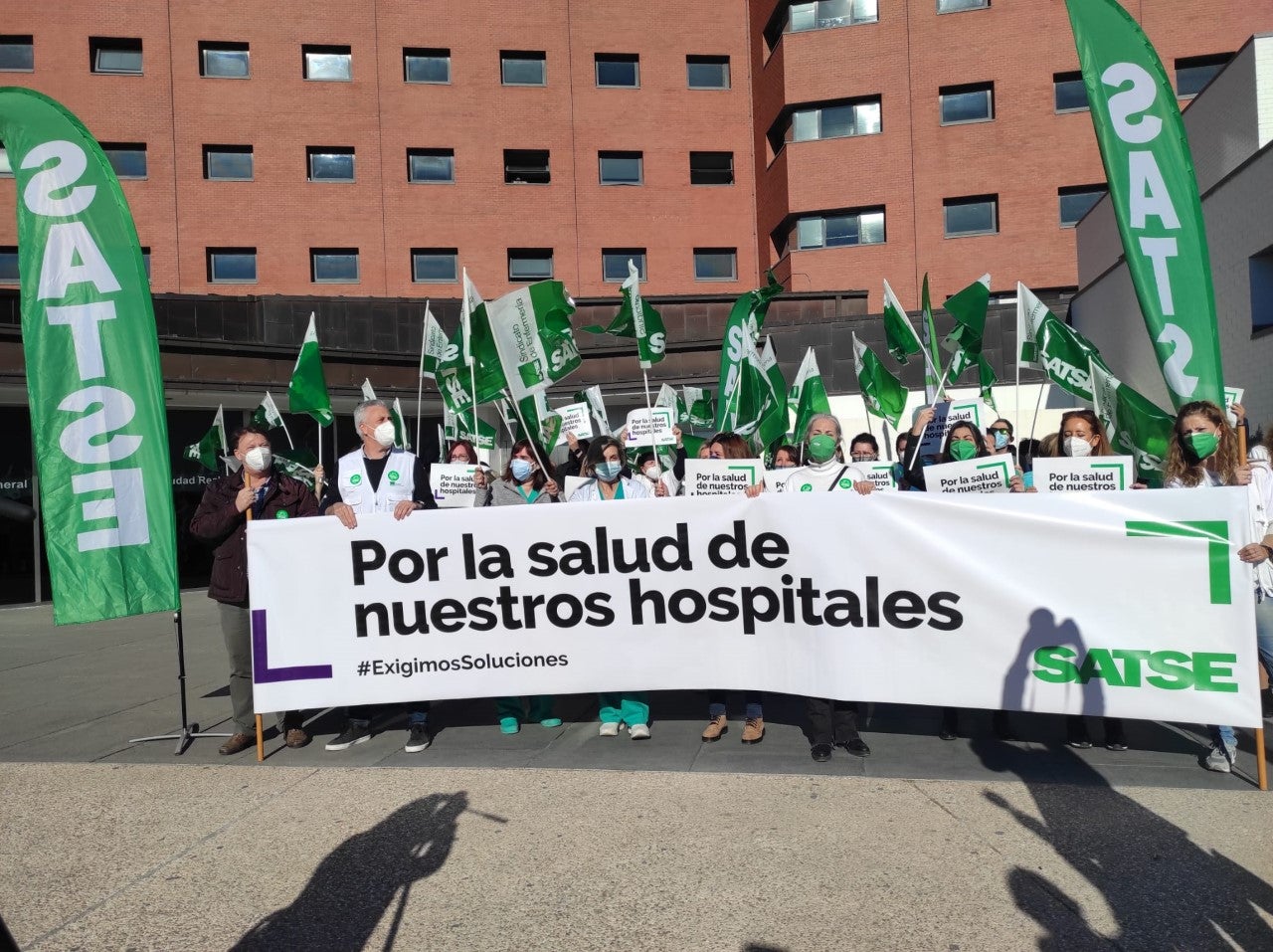 Enfermeras y fisioterapeutas protestan por la “extrema gravedad” de la salud de los hospitales de Ciudad Real Enfermeras y fisioterapeutas protestan por la “extrema gravedad” de la salud de los hospitales de Ciudad Real