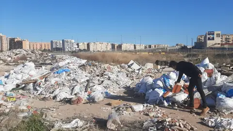 Una de las escombreras que proliferan en el término de Alicante Una de las escombreras que proliferan en el término de Alicante