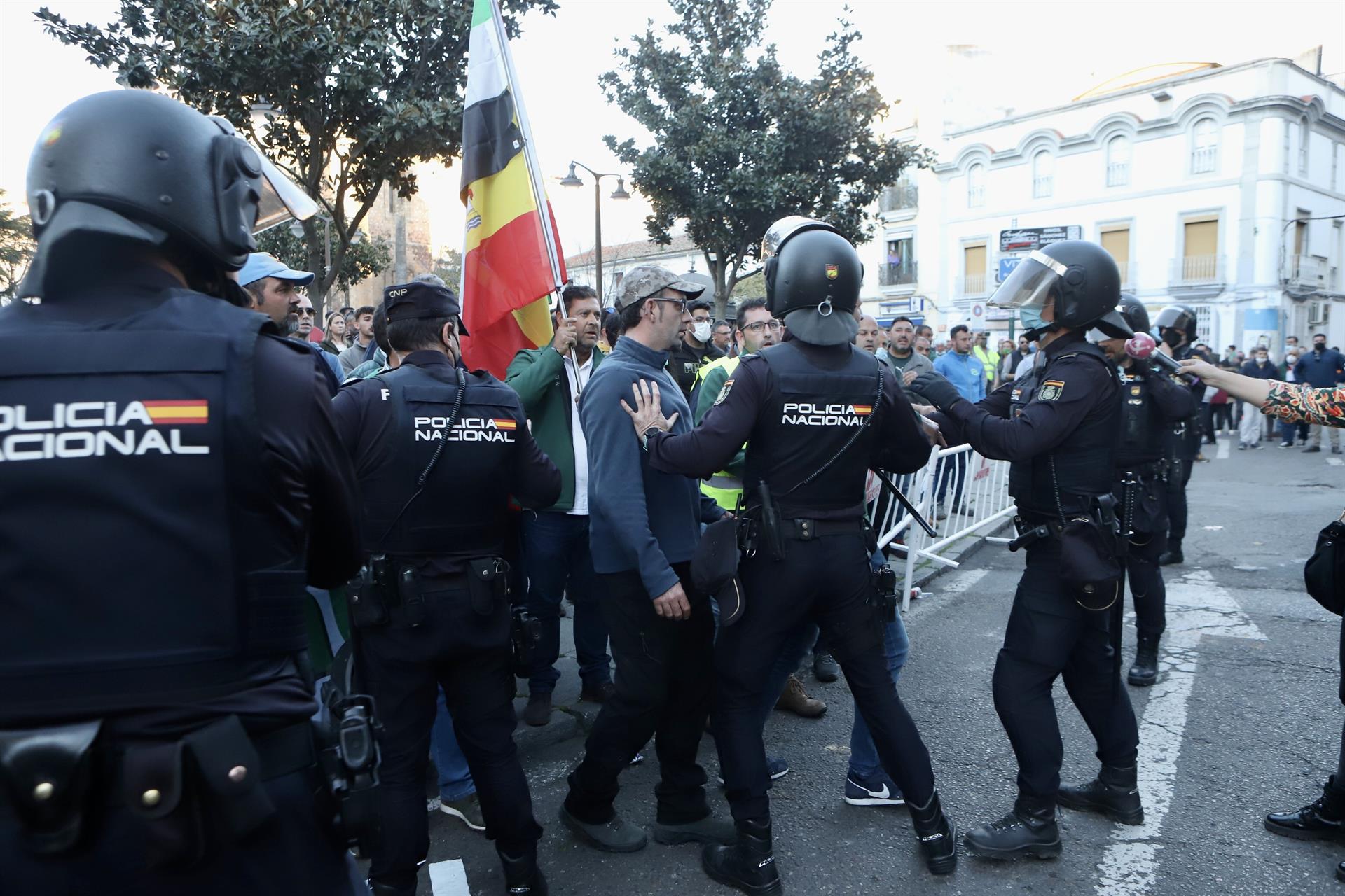 Agricultores reciben a Pedro Sánchez entre insultos y abucheos a su llegada a Don Benito Agricultores reciben a Pedro Sánchez entre insultos y abucheos a su llegada a Don Benito