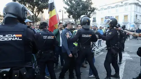 Agricultores reciben a Pedro Sánchez entre insultos y abucheos a su llegada a Don Benito Agricultores reciben a Pedro Sánchez entre insultos y abucheos a su llegada a Don Benito