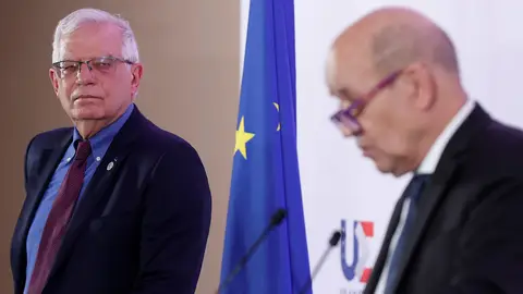 El alto comisionado de la UE para la Política Exterior, Josep Borrell junto al jefe de la diplomacia francesa, Jean-Yves Le Drian. El alto comisionado de la UE para la Política Exterior, Josep Borrell junto al jefe de la diplomacia francesa, Jean-Yves Le Drian.