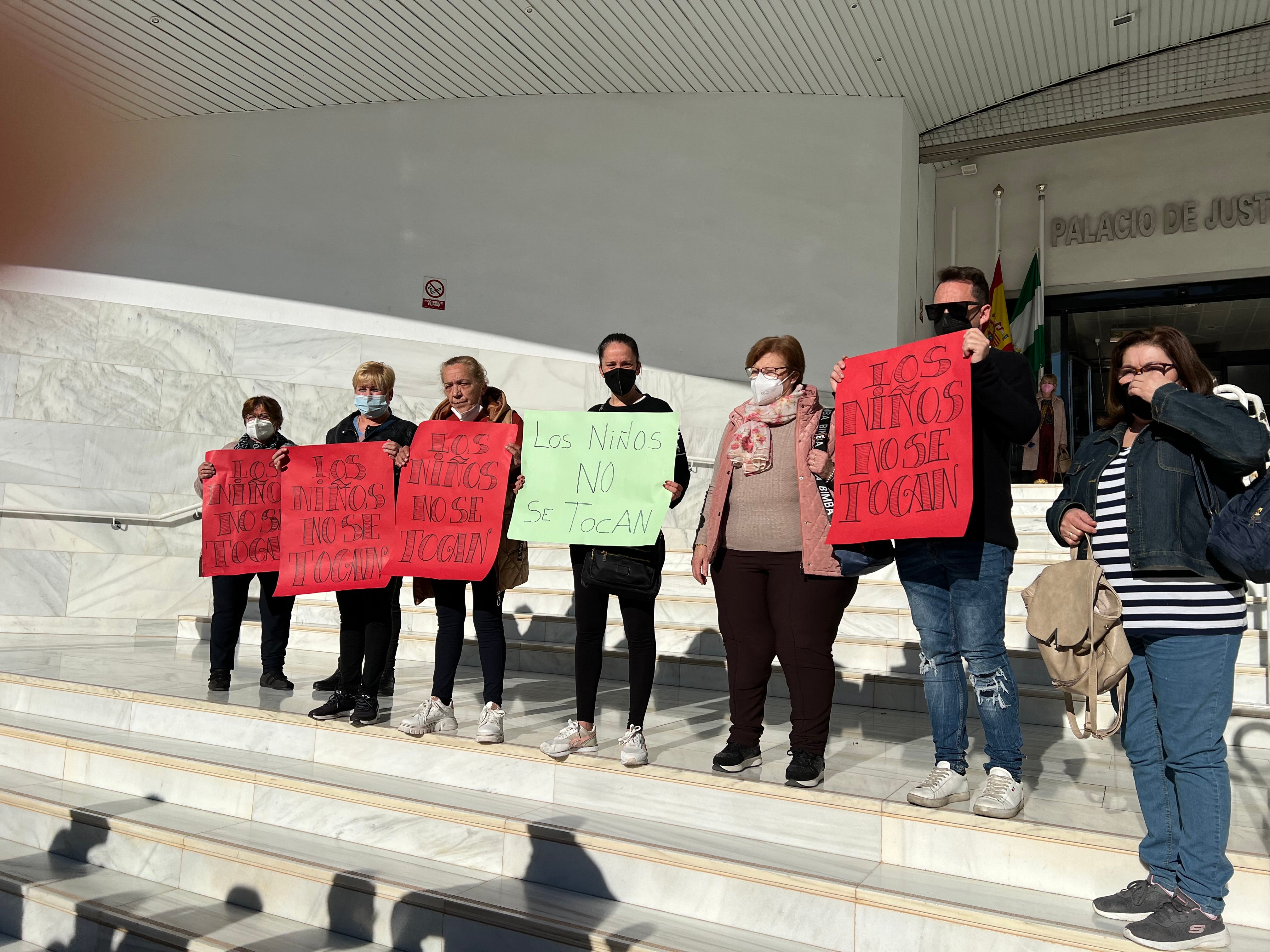 Hablan las madres de los menores presuntamente acosados por un supuesto pedófilo en Motril Hablan las madres de los menores presuntamente acosados por un supuesto pedófilo en Motril