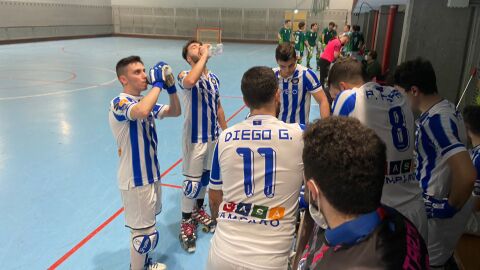 Los jugadores del Roller en el partido de Urdaneta