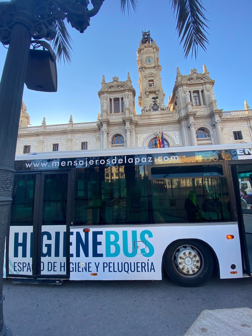 Mensajeros de la Paz pone en marcha un autobús con servicio de peluquería, podología, enfermería, dentista, cocina, reparto de ropa y ducha Mensajeros de la Paz pone en marcha un autobús con servicio de peluquería, podología, enfermería, dentista, cocina, reparto de ropa y ducha
