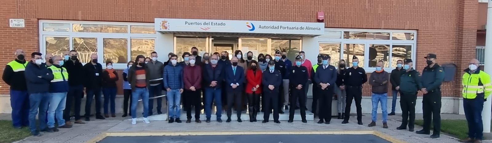 El Puerto de Almería guarda un minuto de silencio por los pescadores del 'Villa de Pitanxo' El Puerto de Almería guarda un minuto de silencio por los pescadores del 'Villa de Pitanxo'