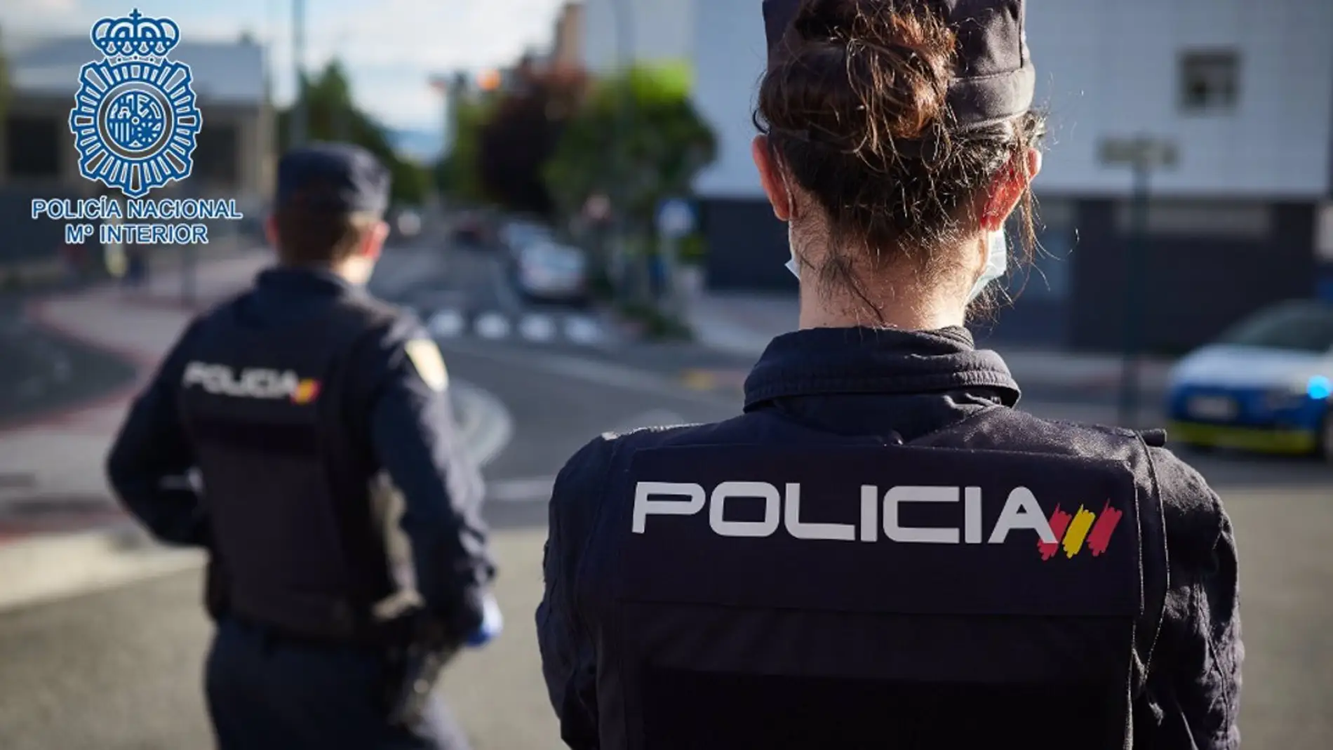 La Policía Nacional garantiza en Avilés la salida de camiones con piezas de  automoción