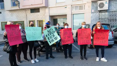 Protestan contra investigado de abusos a menores por incumplir alejamiento Protestan contra investigado de abusos a menores por incumplir alejamiento