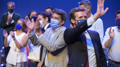 Archivo - El presidente del PP en Comunidad Valenciana, Carlos Maz&oacute;n (centro) y el presidente del PP, Pablo Casado (d), durante la sexta jornada de la Convenci&oacute;n Nacional del partido 
