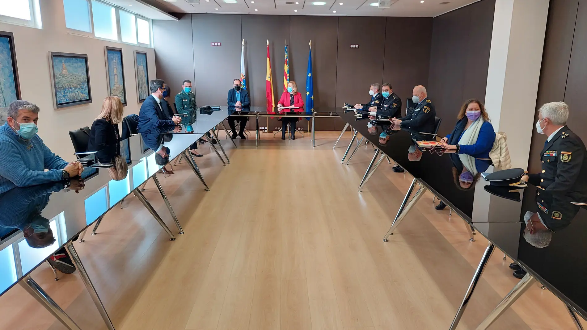 La Subdelegada del Gobierno en Alicante preside la reunión con mandos policiales