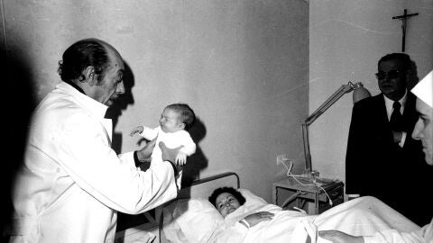 El doctor Miguel Torregrosa (ginecólogo de cupo) atiende a una mujer tras dar a luz en los primeros días de febrero de 1972 El doctor Miguel Torregrosa (ginecólogo de cupo) atiende a una mujer tras dar a luz en los primeros días de febrero de 1972