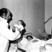 El doctor Miguel Torregrosa (ginecólogo de cupo) atiende a una mujer tras dar a luz en los primeros días de febrero de 1972