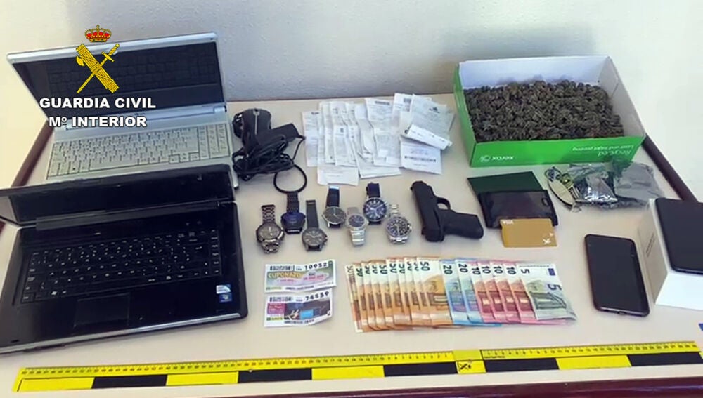 La Guardia Civil se ha incautado de más de 100 gramos de cogollos de marihuana, efectivo, teléfonos móviles, relojes de gama alta, dispositivos tecnológicos y documentación