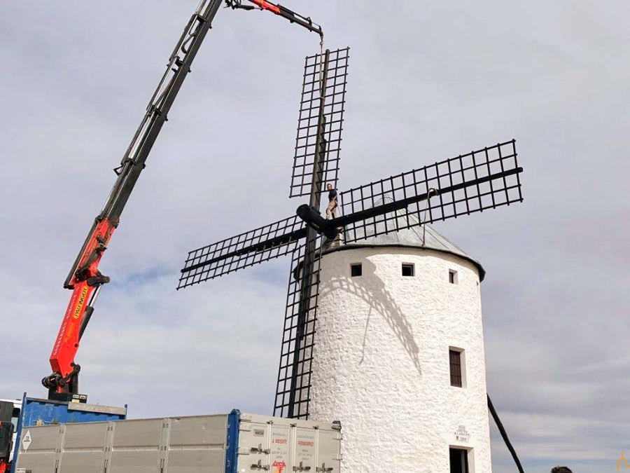 El molino Cariari de Campo de Criptana cuenta desde hoy con nuevas aspas y eje El molino Cariari de Campo de Criptana cuenta desde hoy con nuevas aspas y eje