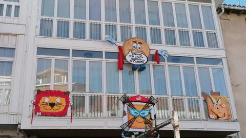 Aguilar engalana sus calles con casi un centenar de galletas disfrazadas Carnaval