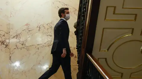 Pablo Casado abandona el hemiciclo tras una breve intervención en la sesión de control al Gobierno, este miércoles, en el Congreso de los Diputados. Pablo Casado abandona el hemiciclo tras una breve intervención en la sesión de control al Gobierno, este miércoles, en el Congreso de los Diputados.