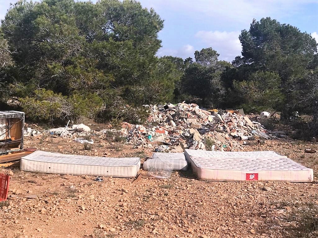 Vecinos de Arenales del Sol de Elche denuncian vertidos de escombros y enseres en el entorno del Clot de Galvany Vecinos de Arenales del Sol de Elche denuncian vertidos de escombros y enseres en el entorno del Clot de Galvany
