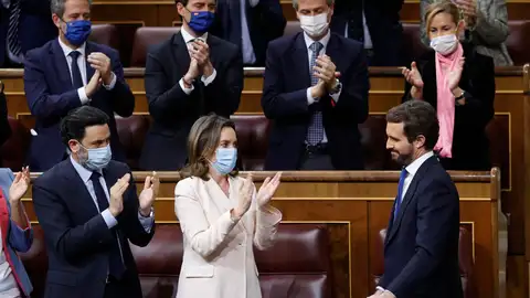 Casado, aplaudido en el Congreso por la bancada del PP. Casado, aplaudido en el Congreso por la bancada del PP.