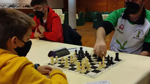 Menores del Centro Marcelo Nessi de Badajoz participan en un programa de ajedrez social del Club Magic Badajoz