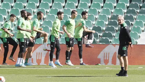 Manuel Pellegrini y varios jugadores del Betis, en un entrenamiento en el Villamarín. Manuel Pellegrini y varios jugadores del Betis, en un entrenamiento en el Villamarín.