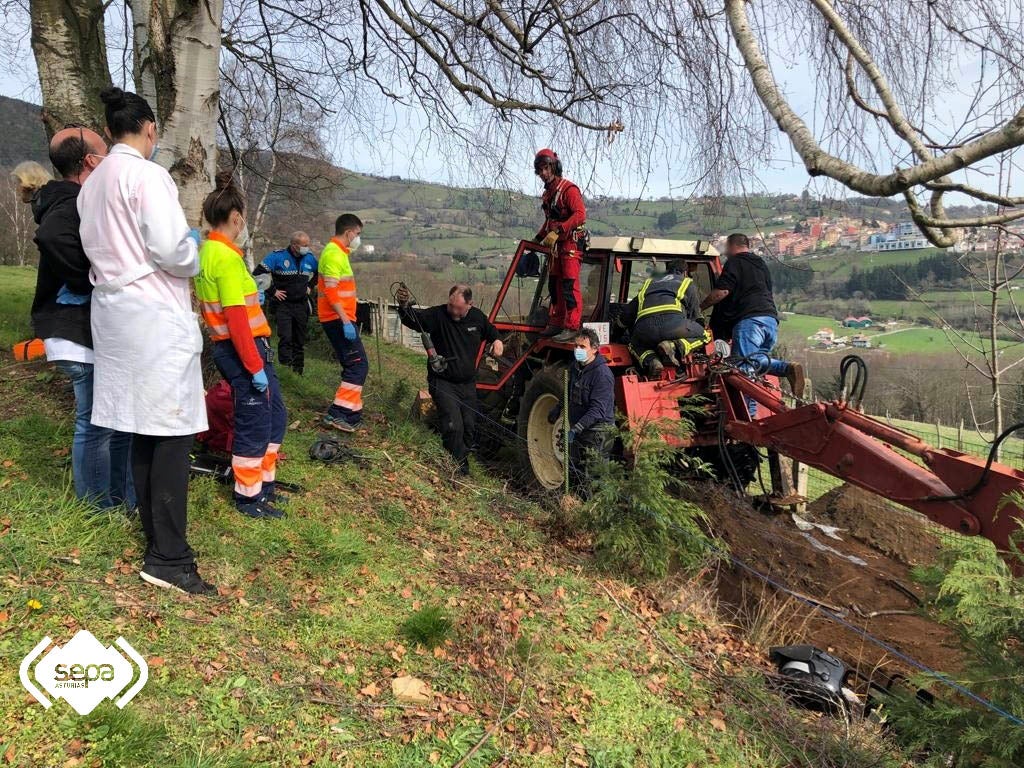 Fallece un hombre atrapado en un tractor por un brazo hidráulico en Tineo Fallece un hombre atrapado en un tractor por un brazo hidráulico en Tineo