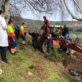 Fallece un hombre atrapado en un tractor por un brazo hidráulico en Tineo