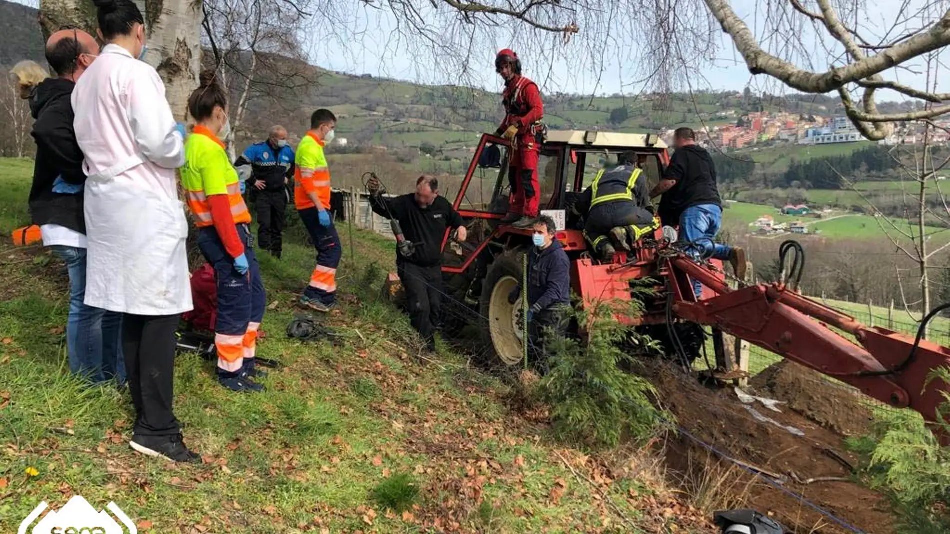 Fallece un hombre atrapado en un tractor por un brazo hidráulico en Tineo