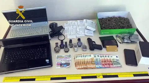 La Guardia Civil se ha incautado de más de 100 gramos de cogollos de marihuana, efectivo, teléfonos móviles, relojes de gama alta, dispositivos tecnológicos y documentación CAE UN GRUPO DELICTIVO