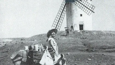 Josita Hernan junto a su molino Josita Hernan junto a su molino