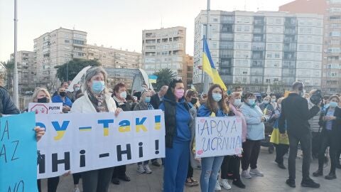 Ucranianos residentes en Murcia se concentran espontáneamente y agradecen el apoyo de la comunidad internacional Ucranianos residentes en Murcia se concentran espontáneamente y agradecen el apoyo de la comunidad internacional