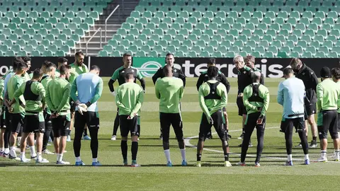 Manuel Pellegrini dialoga con sus jugadores sobre el césped del Benito Villamarín. Manuel Pellegrini dialoga con sus jugadores sobre el césped del Benito Villamarín.