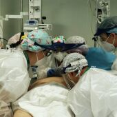 Personal sanitario atiende a un paciente grave por covid-19.
