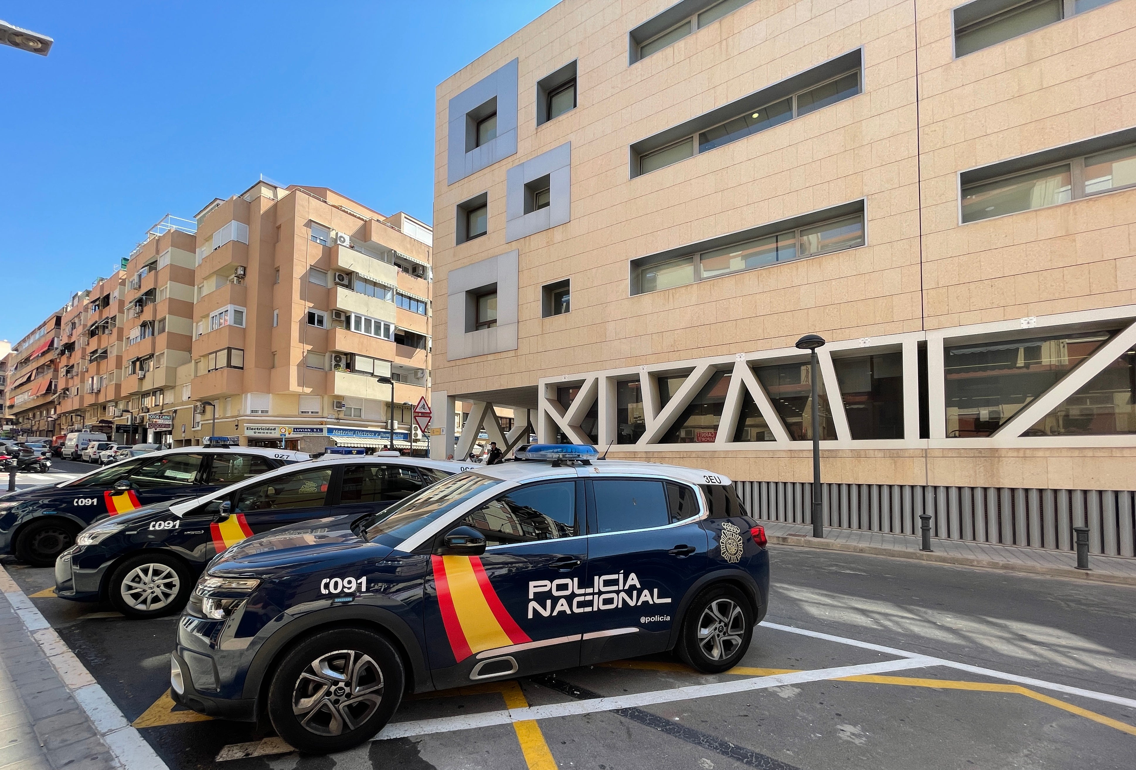 Cuatro detenidos en Alicante tras robar el catalizador de un coche e intentarlo con otro Cuatro detenidos en Alicante tras robar el catalizador de un coche e intentarlo con otro