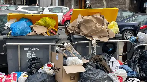 Basura sin recoger en A Coruña Conflicto en la recogida de basura en A Coruña