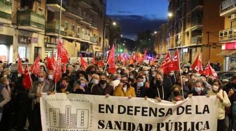 Centenares de personas salen a la calle en Alcal&aacute; de Henares para reclamar la reapertura del Servicio de Urgencias 24 horas en Atenci&oacute;n Primaria