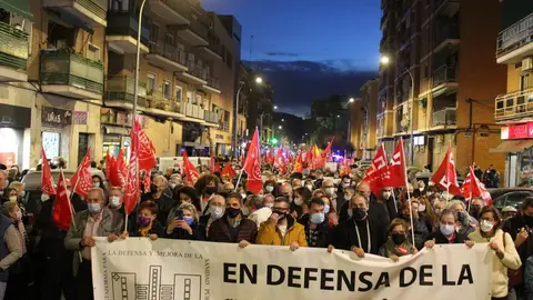 Centenares de personas salen a la calle en Alcalá de Henares para reclamar la reapertura del Servicio de Urgencias 24 horas en Atención Primaria Centenares de personas salen a la calle en Alcalá de Henares para reclamar la reapertura del Servicio de Urgencias 24 horas en Atención Primaria