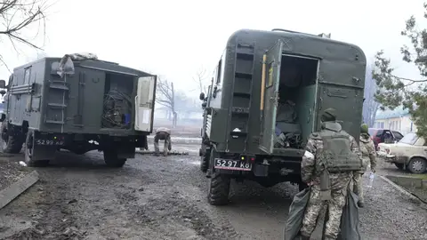 El ejército ucraniano subiéndose a los camiones El ejército ucraniano subiéndose a los camiones