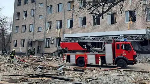 Guerra en Ucrania: Un edificio destrozado tras el ataque ruso Guerra en Ucrania: Un edificio destrozado tras el ataque ruso