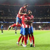 Los jugadores del Atleti celebran el gol de Joao ante el United