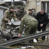 Militares ucranianos tras los ataques rusos