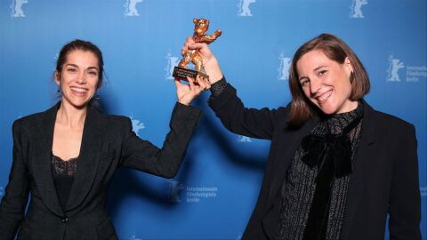 Mar&iacute;a Zamora y Carla Sim&oacute;n, productora y directora de 'Alcarr&agrave;s', posan con el Oso de Oro de la Berlinale