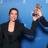 María Zamora y Carla Simón, productora y directora de 'Alcarràs', posan con el Oso de Oro de la Berlinale
