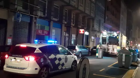 Policía Local escoltando a camión de basura Sigue sin solucionarse el problema en A Coruña
