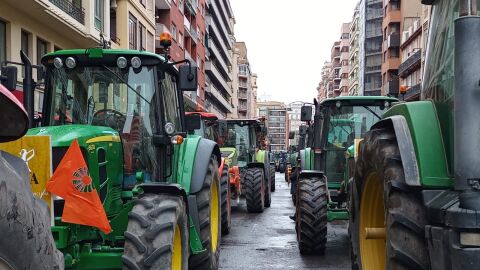 Imagen de archivo de varios tractores en una manifestaci&oacute;n en defensa del campo