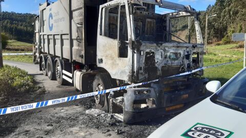 Camión de basura quemado en Feáns