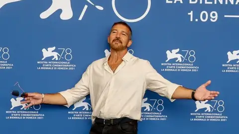 El actor Antonio Banderas, en el photocall de la Mostra de Venecia 2021 El actor Antonio Banderas, en el photocall de la Mostra de Venecia 2021