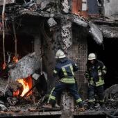 Bomberos apagando un incendio en un edificio tras los bombardeos en Ucrania